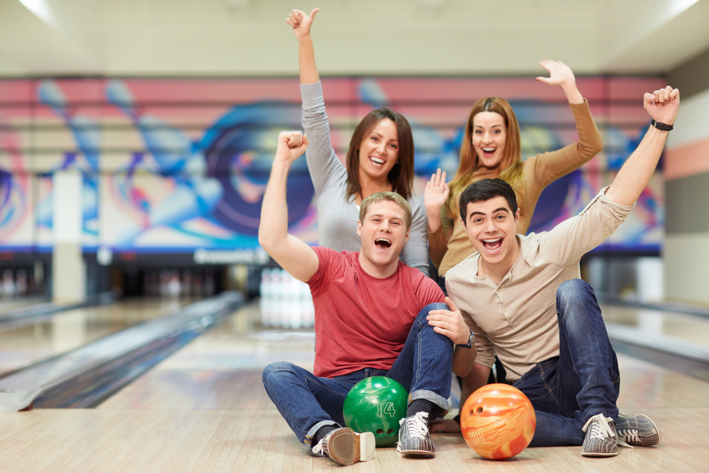 What are some tips on choosing a good bowling alley?